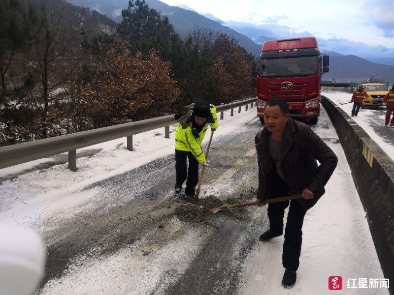 路况:雅西高速泥巴山路段结冰管制,警车编队放行