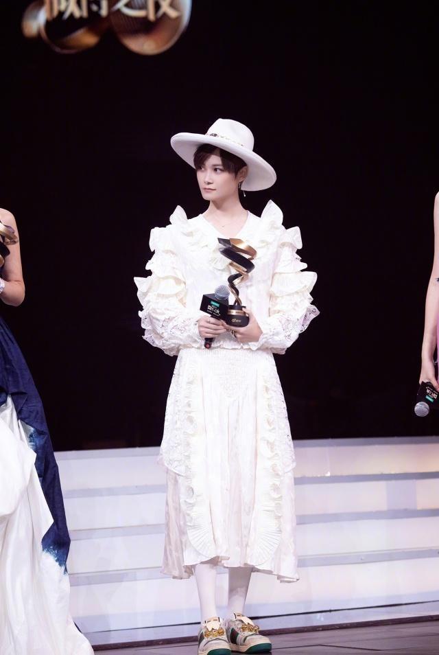 帅气李宇春穿花边连衣裙秒变少女 甜美又可爱