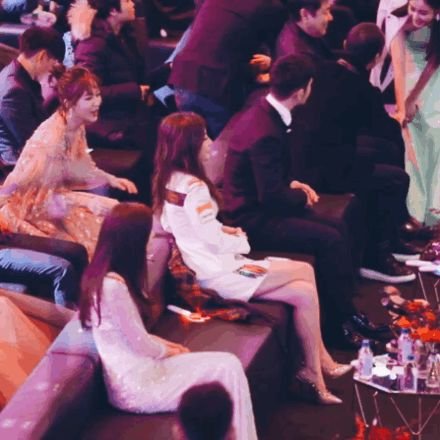 娜扎热巴首次同框，中间夹一个朱一龙，微博之夜的神颜组合来啦