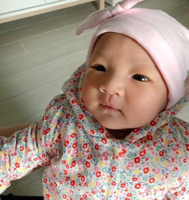 基因太强大！李亚男晒女儿大眼超萌正面照，像极了王祖蓝的妈妈！