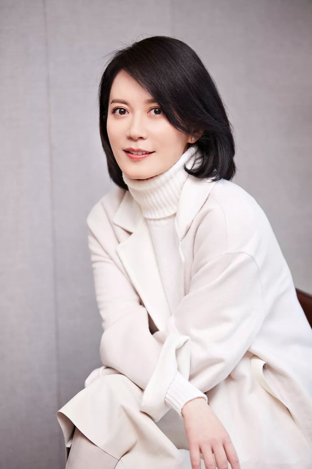 48岁俞飞鸿短发搭配黑纱裙,温柔又有女人味!美