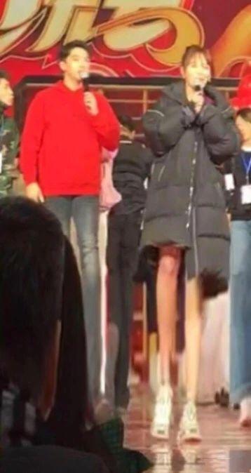春晚彩排照有大亮点!杨紫穿羽绒服露小粗腿,同