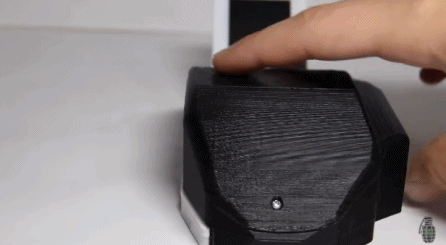 一哥们把鼠标改成了超微型笔记本电脑，竟然还能打游戏……