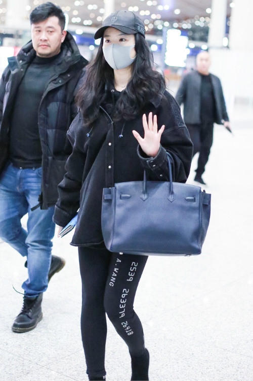 刘亦菲与妈妈现身机场，妈妈气场强颜值高，网友：比女儿还美