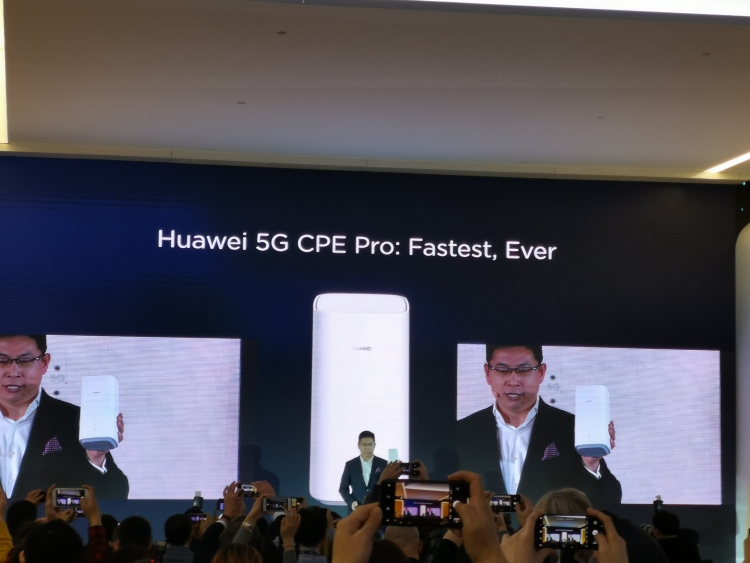 华为将在 MWC 2019 上发布第一款折叠屏、5G 商用手机