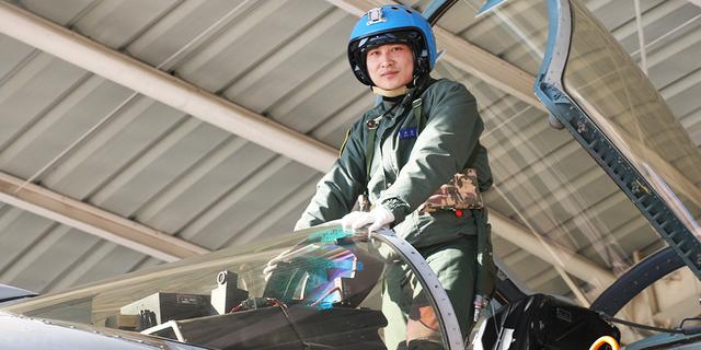 难怪舰载机起降被称刀尖舞蹈,歼15起飞压力让飞行员如同撞上铁墙