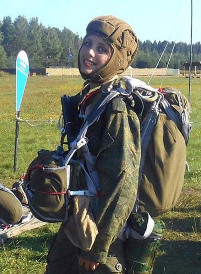 中国女兵高空跳伞画面爆燃!为什么女兵也要训练这一高难课目?