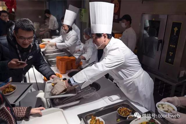 杨元庆化身主厨庆祝“小年”：现身联想食堂窗口为员工盛饭派餐