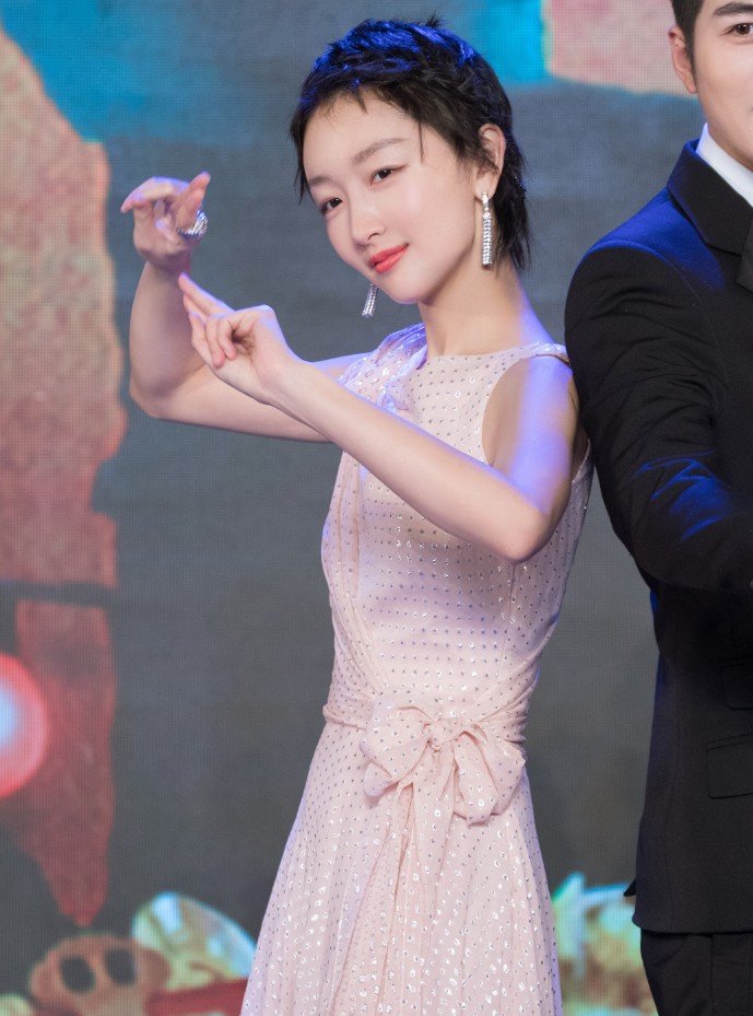 衣裙太老土怎么破?学周冬雨随手打个蝴蝶结,甜