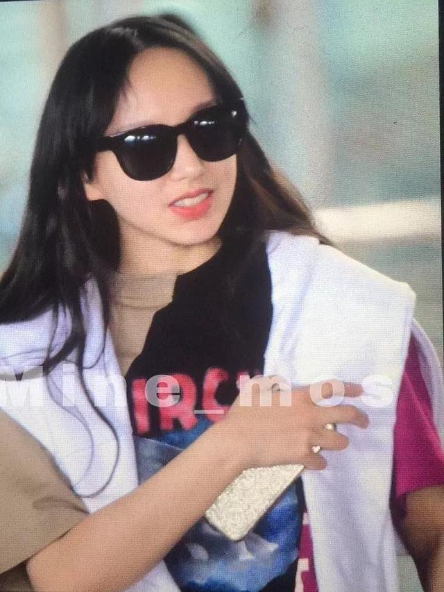 程潇近照曝光,皮肤白净素颜也很好看,没有刘海的额头显得有些大