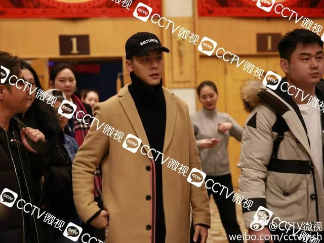 程潇近照曝光,皮肤白净素颜也很好看,没有刘海的额头显得有些大