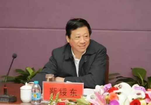 长期在河南任职,曾先后任河南省长葛县(市)委书记,安阳市委常委,市委