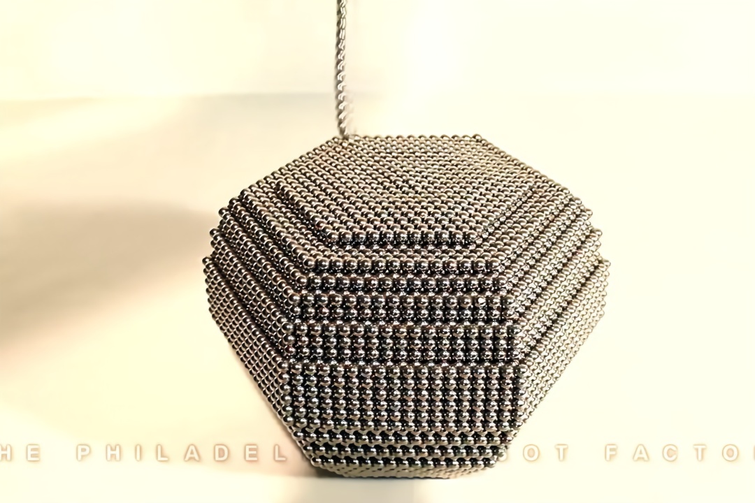 视频:俄罗斯醉汉越栏给熊喂奶 胳膊被咬死命挣