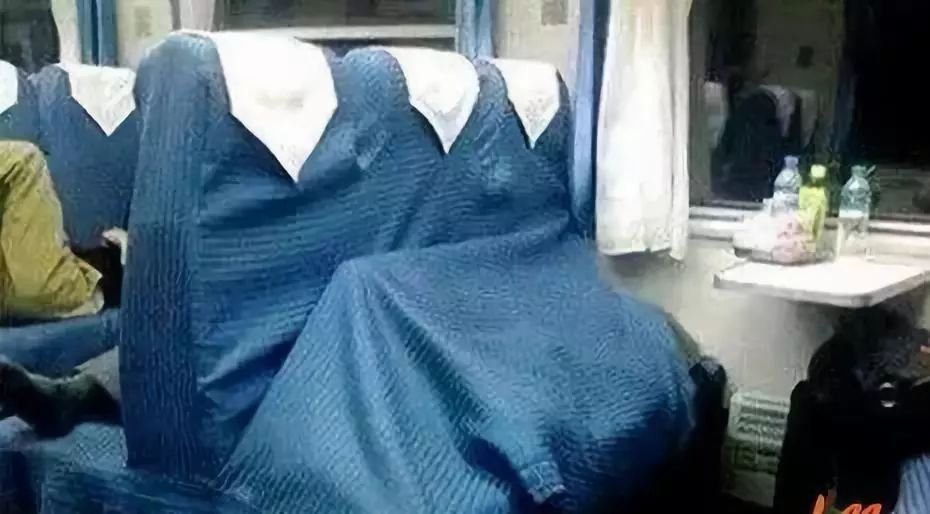 春运火车上的各种奇葩睡姿,看完不笑算我输!