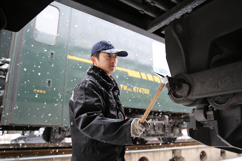 2月12日,北京车辆段认真检查车辆走行部,确保雪天车辆安全.