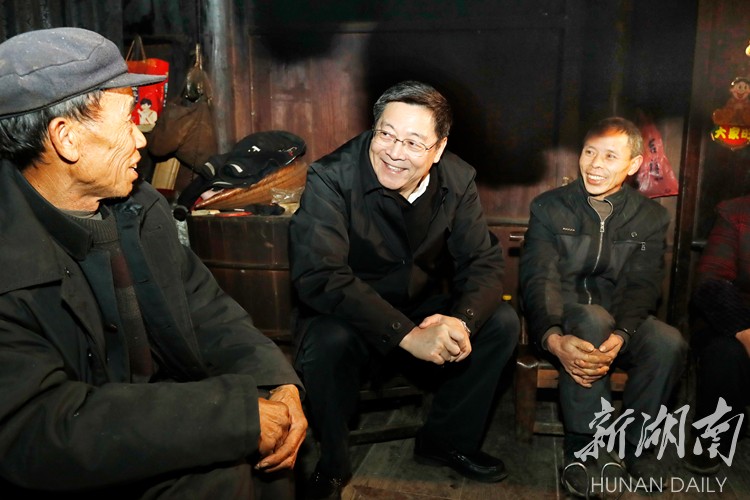 2月11日，省委书记杜家毫来到凤凰县火炉坪村，看望慰问贫困户龙玉明一家。湖南日报记者罗新国摄