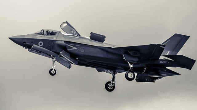 同门相争,来自洛马公司的F35和F22究竟谁更好?F35简直就是全能