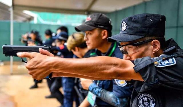 中国警察配发全自动手枪,装15发子弹:那个无名小卒还敢嚣张?