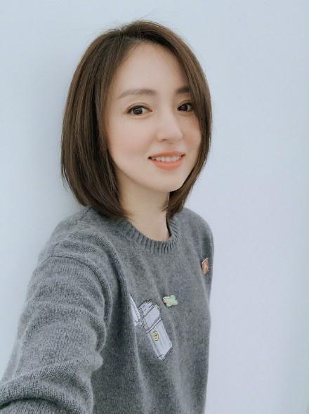 董璇晒美照短发太减龄，元宵节不陪高云翔也开心