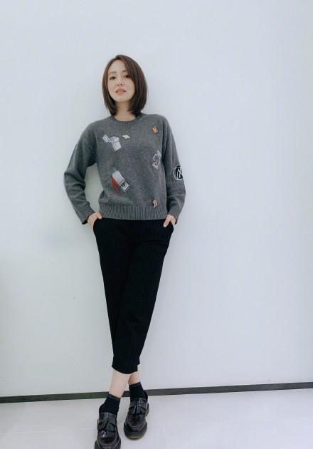 董璇晒美照短发太减龄，元宵节不陪高云翔也开心
