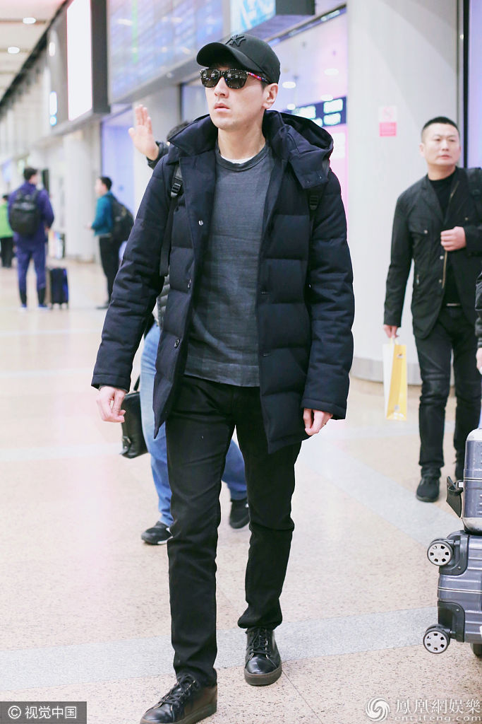 赵又廷架黑超装扮简约接地气 机场独行低调似路人