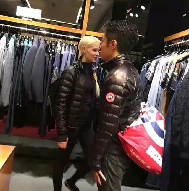 撒贝宁陪老婆李白逛街，他的一个举动被赞绝世好男人！