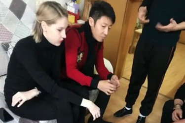 撒贝宁陪老婆李白逛街，他的一个举动被赞绝世好男人！