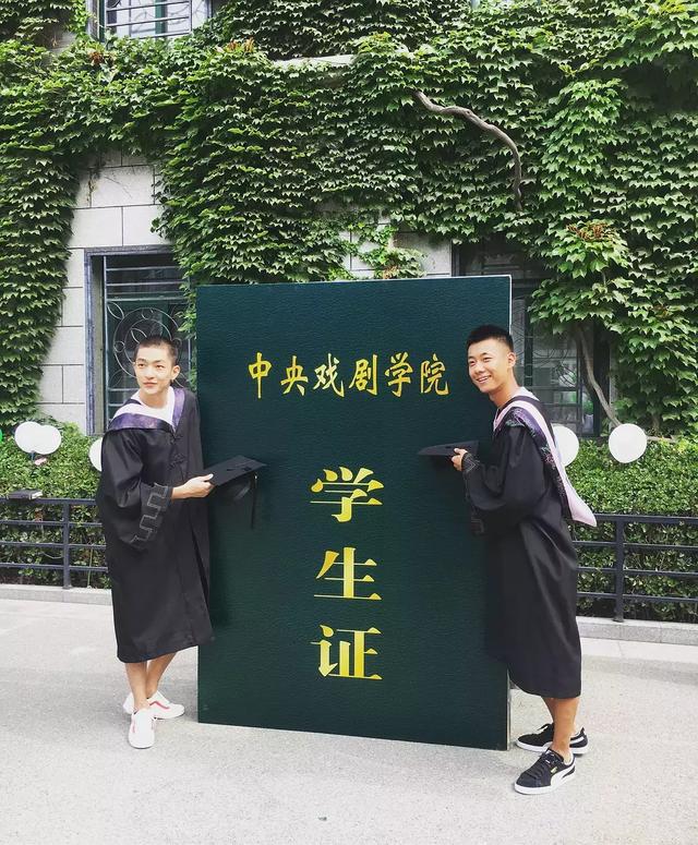 屈楚萧的大学毕业照,一眼看到了“应勤”,合照里他居然是最帅的
