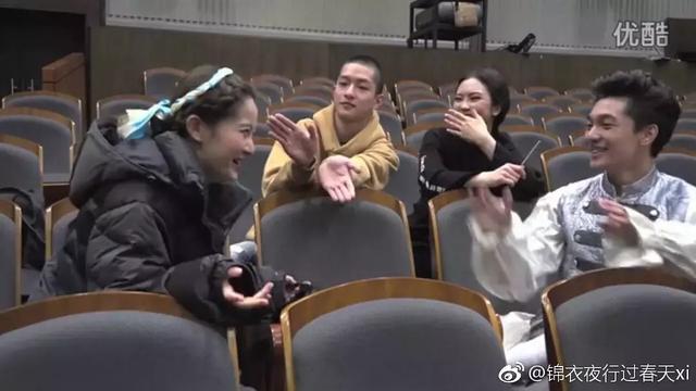 屈楚萧的大学毕业照,一眼看到了“应勤”,合照里他居然是最帅的