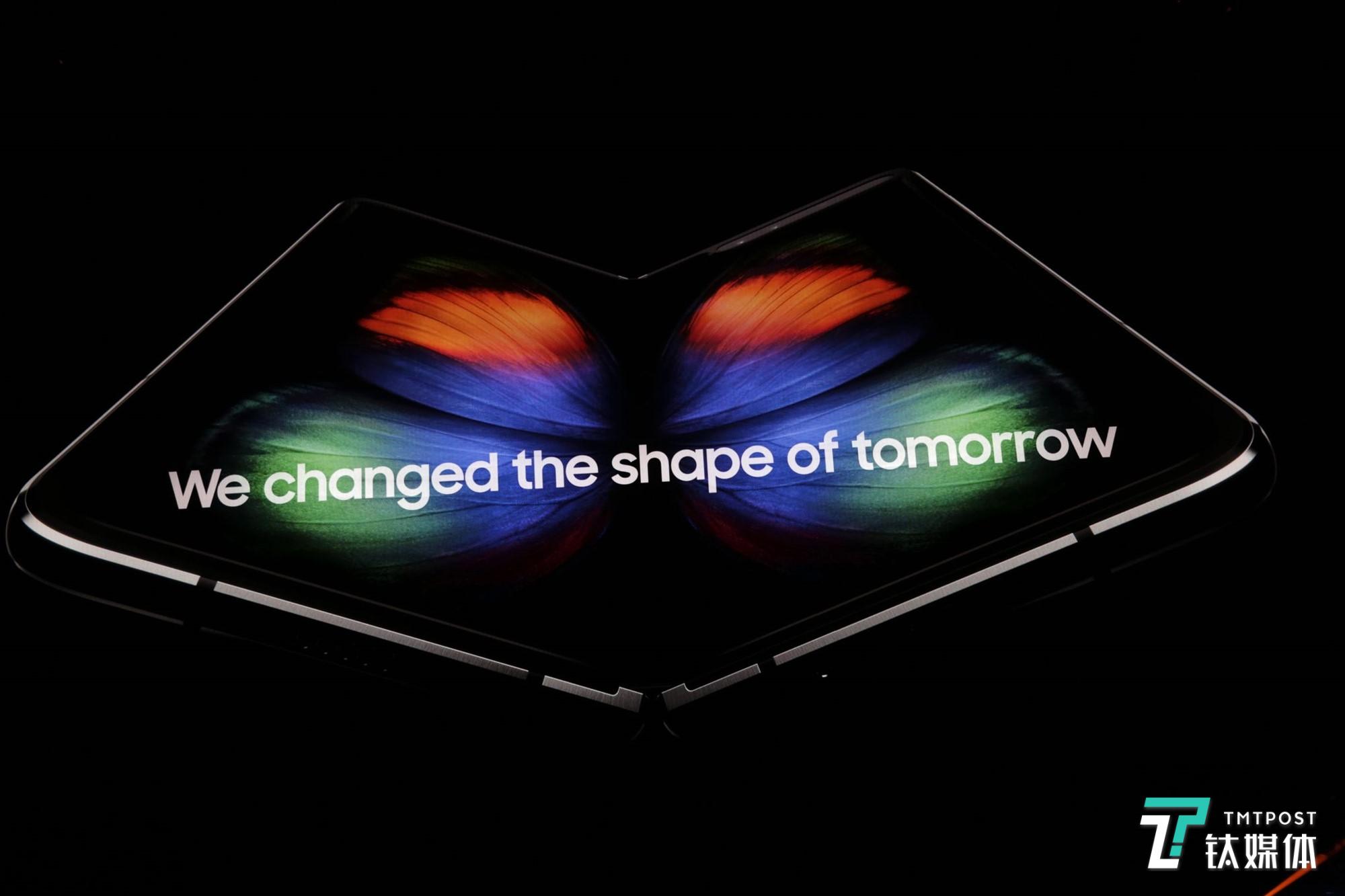 三星Galaxy Fold：折好这台 7 寸机，揣进口袋不占地