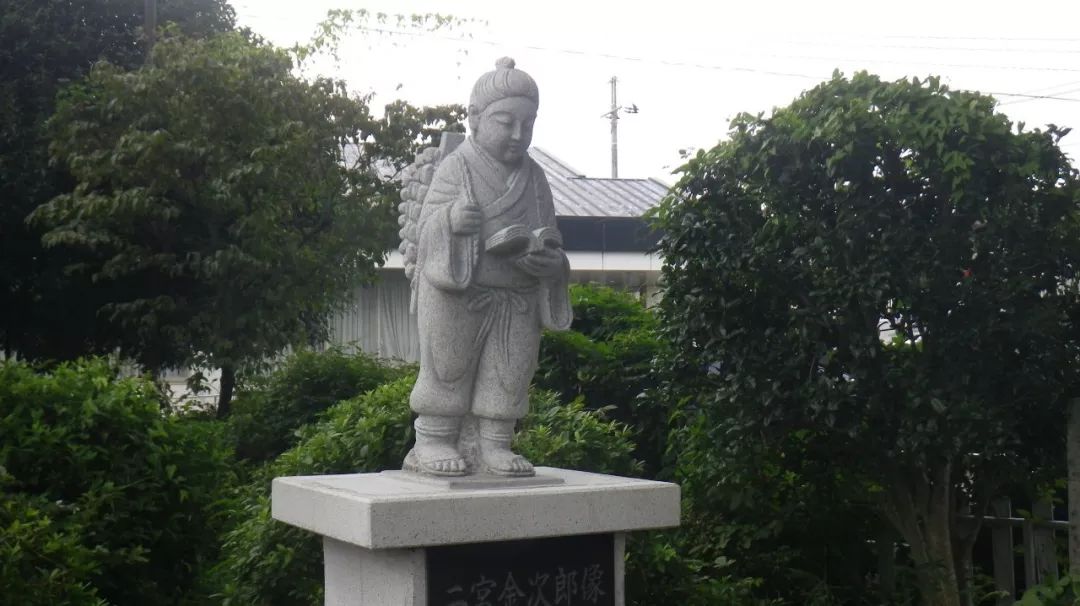 二宫金次郎,原名二宫尊德 1787年出生于日本神奈川县的富裕家庭.