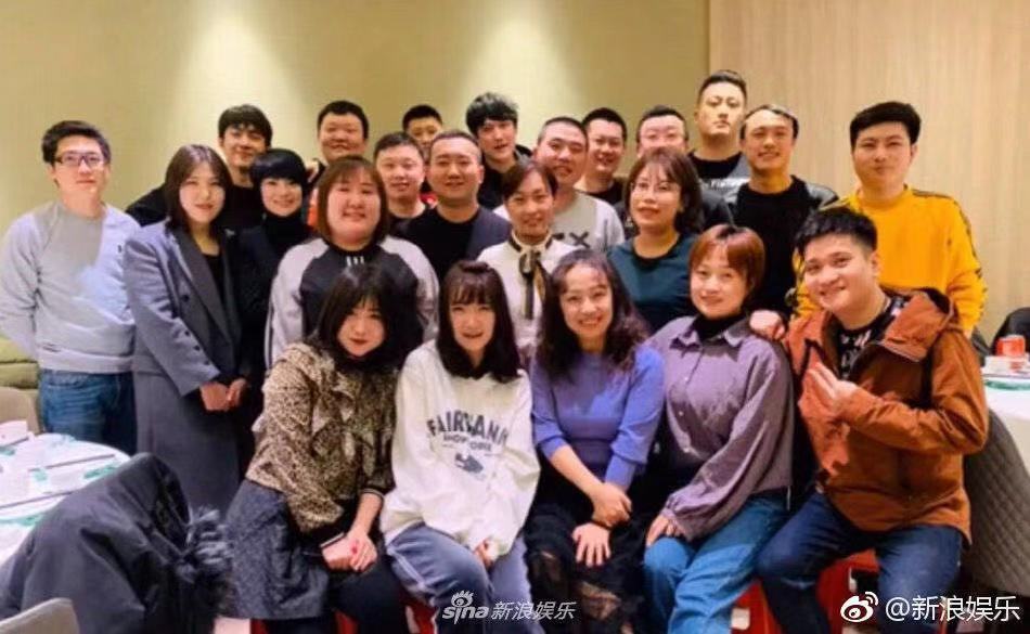 林更新参加小学同学会难掩明星光环，网友：像小朋友和叔叔阿姨