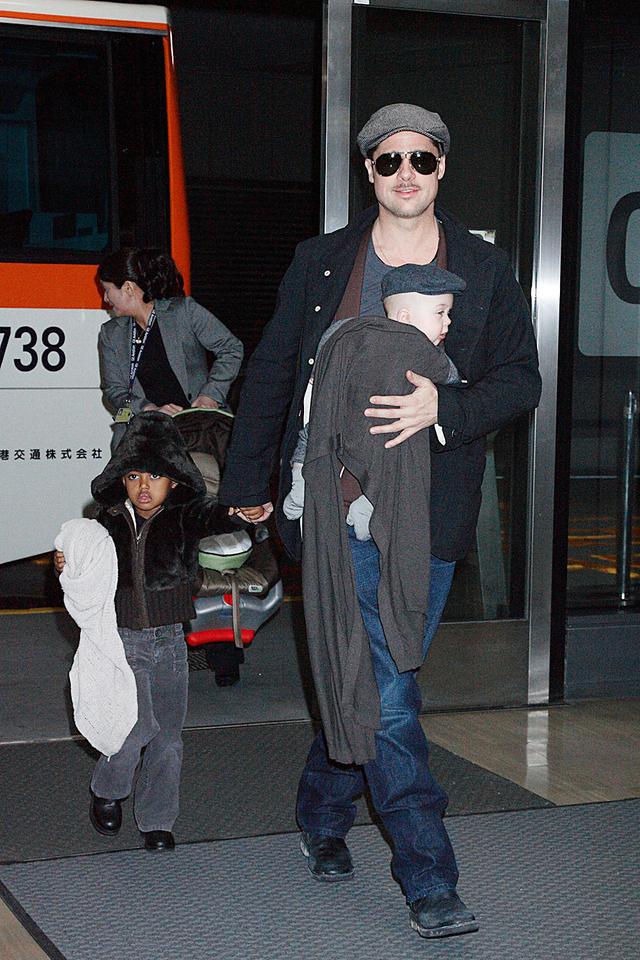 朱莉和皮特的女儿戴帽子外出,看上去跟皮特非常相像