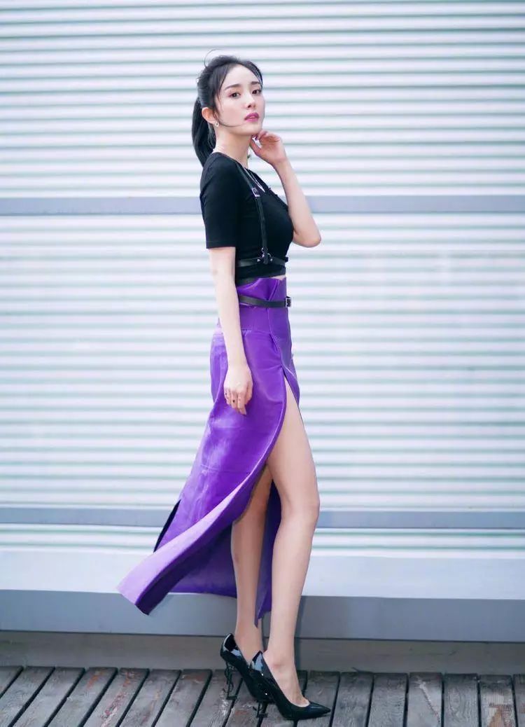 杨幂晒马甲线秀身材,女生的腹肌对男人的杀伤力有多大