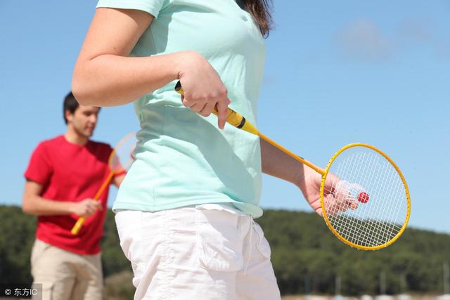羽毛球发球是有技巧的，三大技巧教你巧妙发球