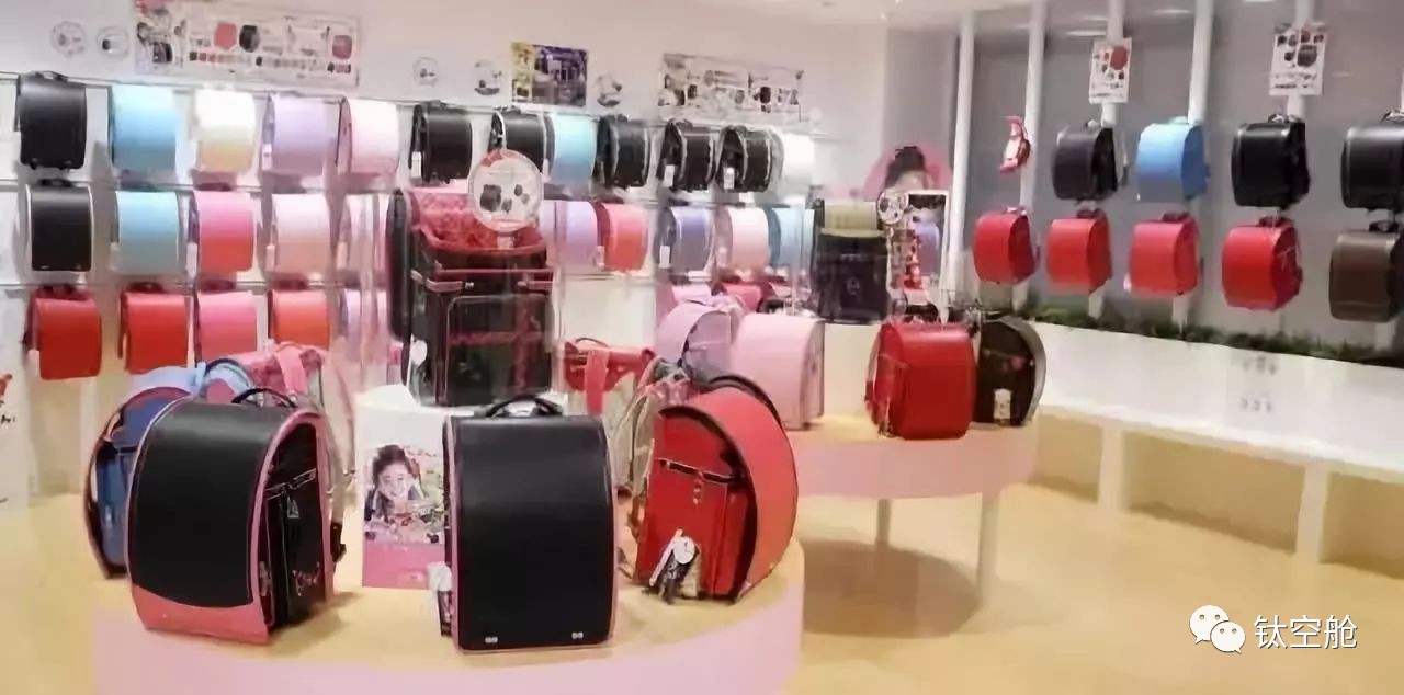 防溺水、抗撞击的救命书包，小学幼儿园给“配齐”｜钛空爆款