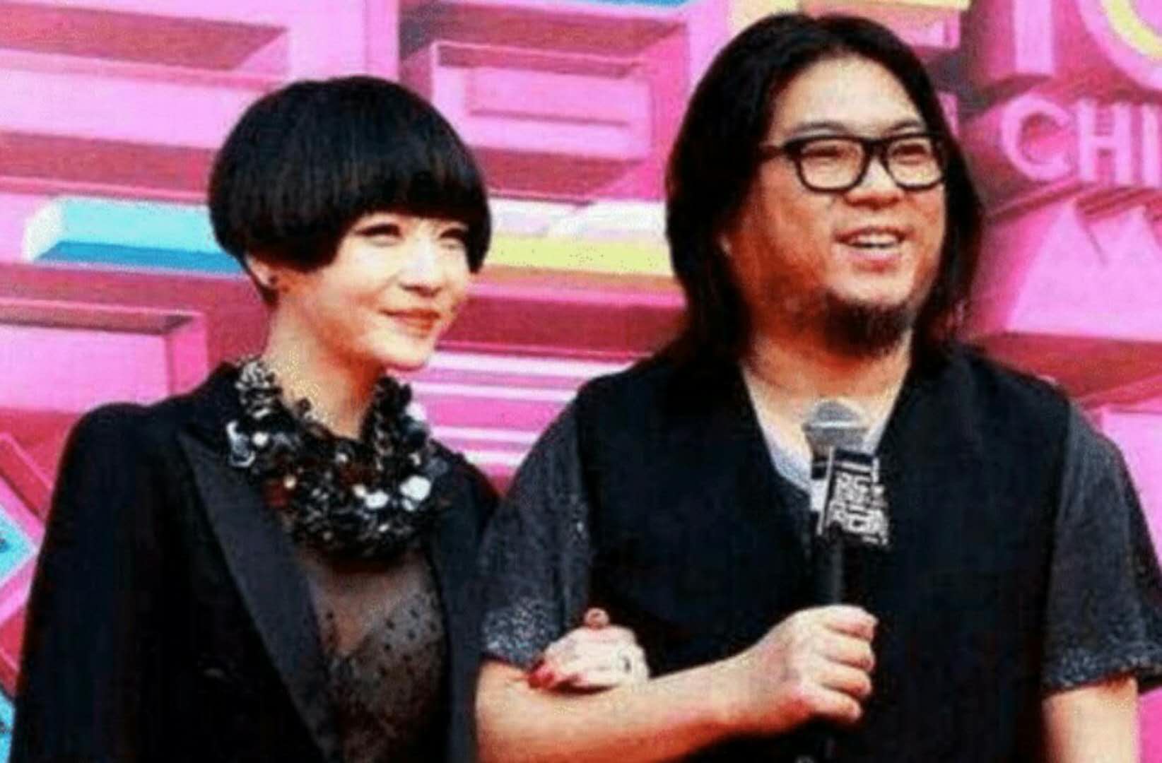 高晓松小18岁的前妻收到一大捧白玫瑰，网友的留言亮了