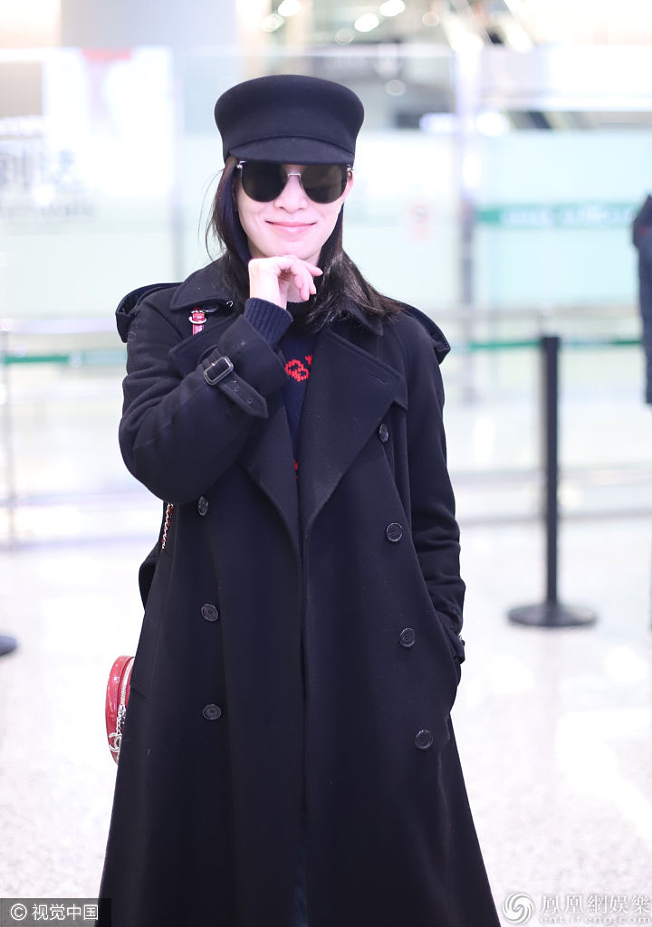 “霸气娘娘”佘诗曼走路带风气场强 单手托腮甜笑瞬间暖人心