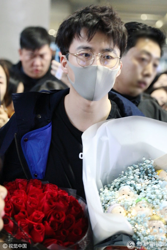 场面惊人！刘宇宁获近百名粉丝接机 被挤到脸都变形