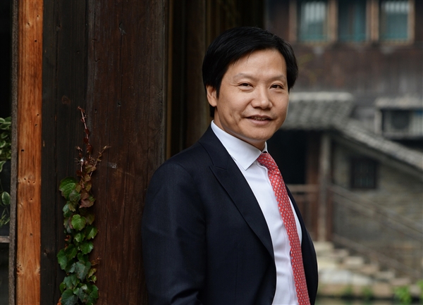 雷军承诺：首月供货量不足 自己去工厂拧螺丝
