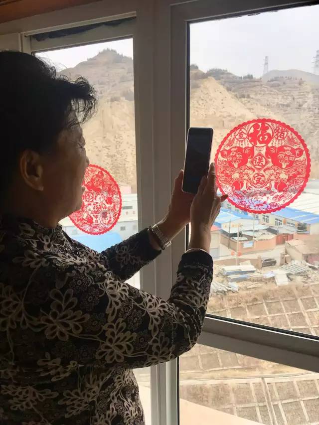 互联网攻陷中老年人群：奶奶抢红包，外婆学美图