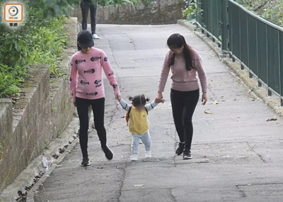 郭富城娇妻挺孕肚带大女儿出门，网友：绝对是亲生的！