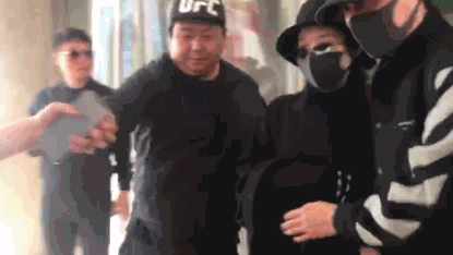 赵丽颖产子后平安出院，冯绍峰全程护妻小心翼翼