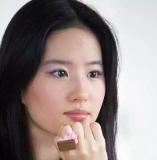 见过削下颌角的，像黄圣依这样把下颌角变方的还是第一次见！