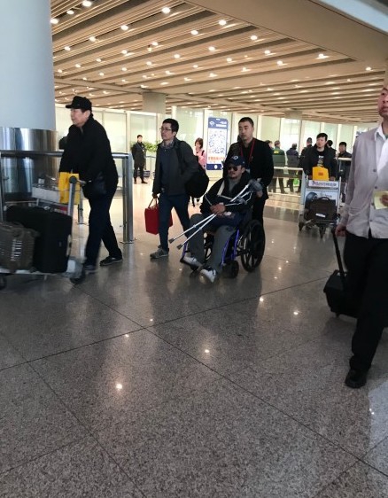吴京坐轮椅，满脸胡茬神情憔悴，网友：别太拼