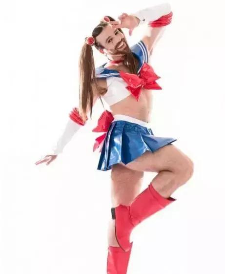 这几个老外大汉骚起来，让你知道什么是真正的行为艺术！