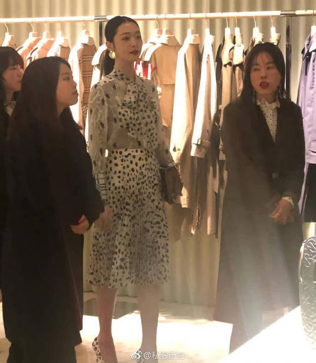 雪莉最新外网生图,牙齿有点黄但身材真好,这皮肤就叫肤如凝脂吧