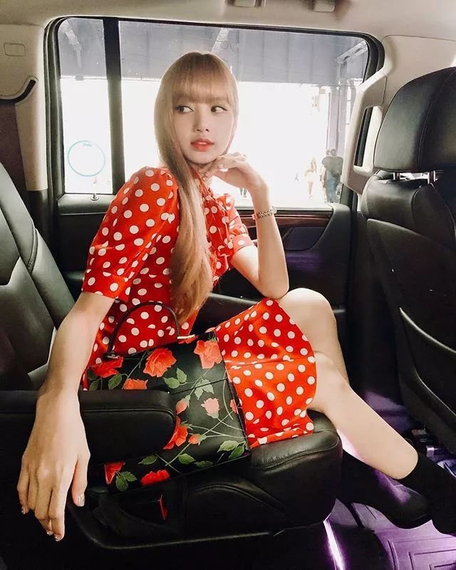 Lisa心机好深啊，为了显腿长居然这样穿牛仔裤！