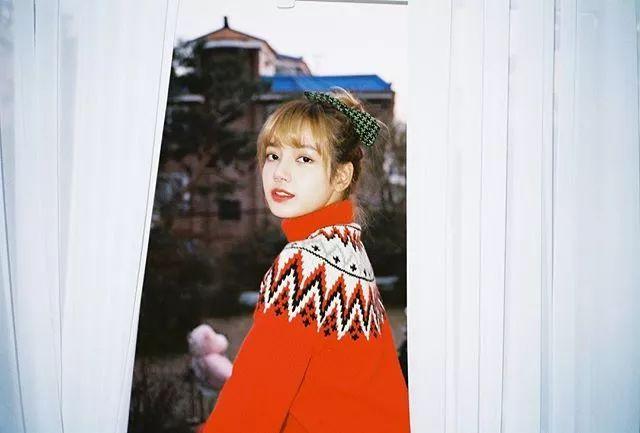 Lisa心机好深啊，为了显腿长居然这样穿牛仔裤！