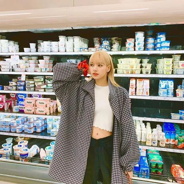 Lisa心机好深啊，为了显腿长居然这样穿牛仔裤！